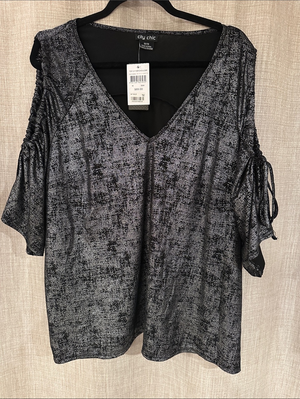 Women’s City Chic Black & Silver Textured V-Neck Ruched Sleeve Top 18